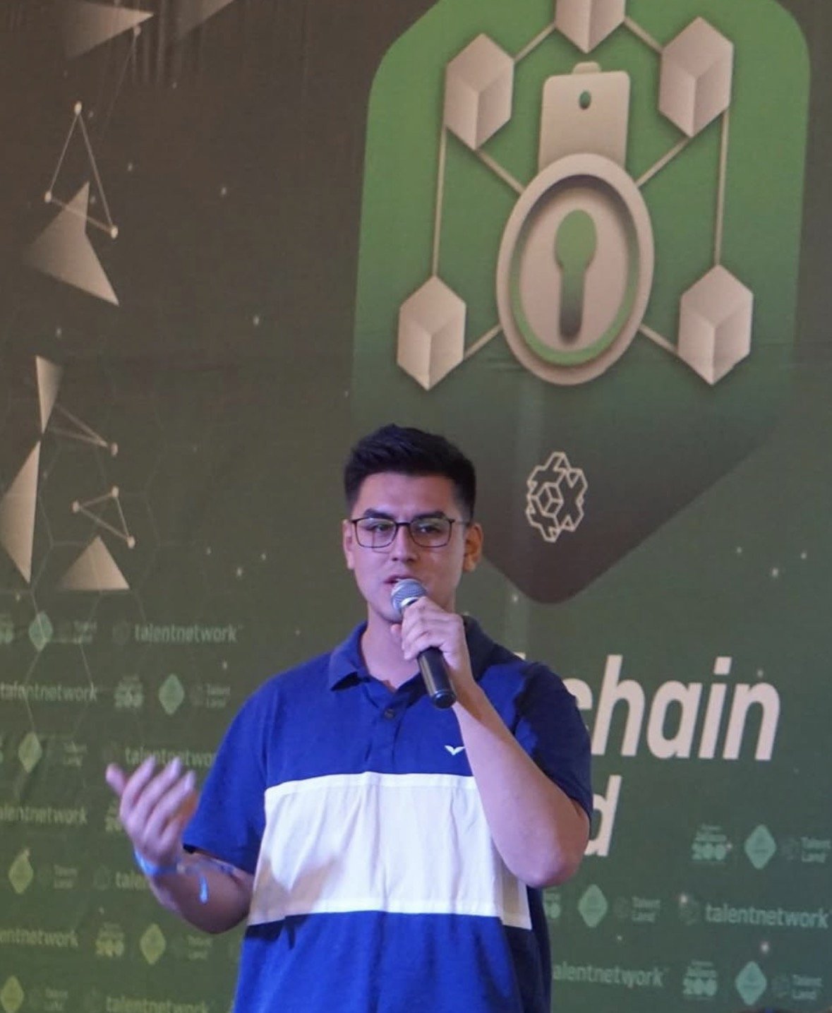 Diego Montes hablando en un hackathon de blockchain en México