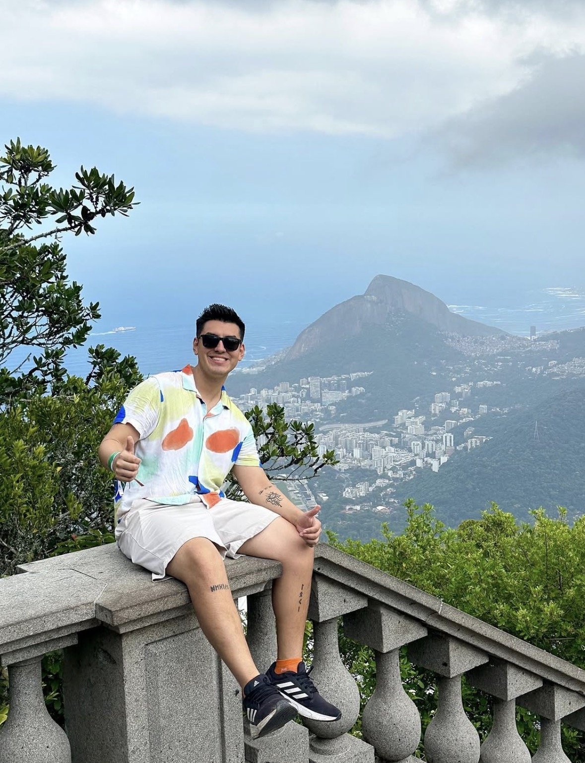 Diego Montes con vista panorámica de Río de Janeiro
