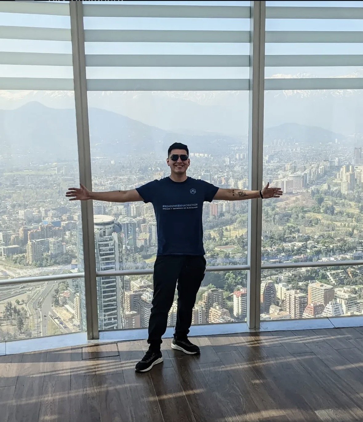 Diego Montes con vista panorámica de Santiago de Chile
